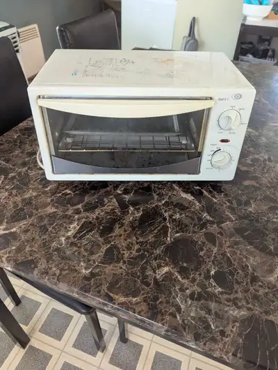 Je vends un four grille-pain compact de marque Dainty, parfait pour les petits espaces et les repas...