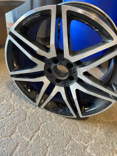 These set of 4 genuine Mercedes AMG alloy rims are designed specifically for a 2017 SL550, offering...
