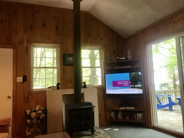 Lakeshore cottage on wide sandy beach in Ontario in Canada - Image 4