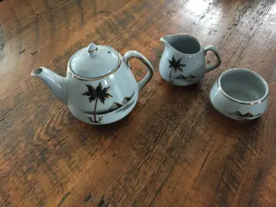 Can be P/U in Les Coteaux or Pointe-Claire. GOLDEN PYRAMID GLAZED TEAPOT,SUGAR BOWL,MILK JUG Vintage...