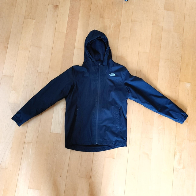 Boys black jacket by North Face in Kids & Youth in Laval / North Shore - Image 2