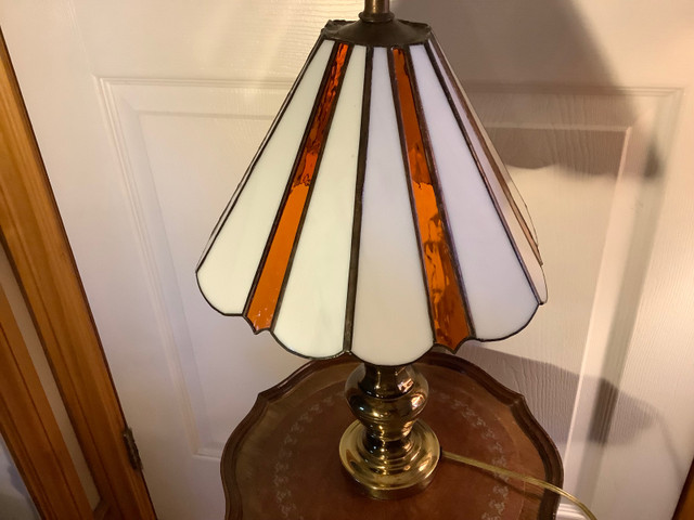Tiffany Style Stained Glass Lamp on a Brass Base in Indoor Lighting & Fans in Belleville - Image 4