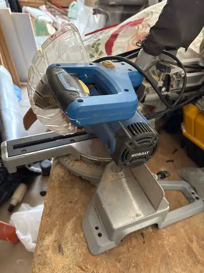 This pre-owned Kobalt miter saw is a powerful and reliable tool perfect for precision cutting in you...