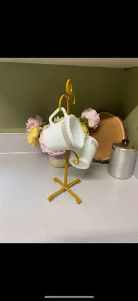 Gold vintage metal mug tree with 2 milk glass mugs 