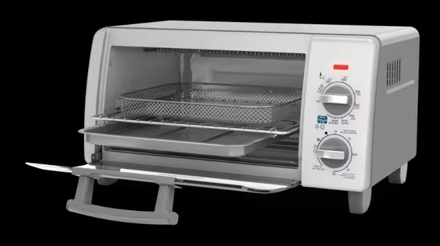 BLACK+DECKER 4-Slice Toaster Oven with Air Fry Technology in Toasters & Toaster Ovens in Mississauga / Peel Region