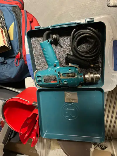 Makita corded drill. Perceuse avec fils, marque Makita