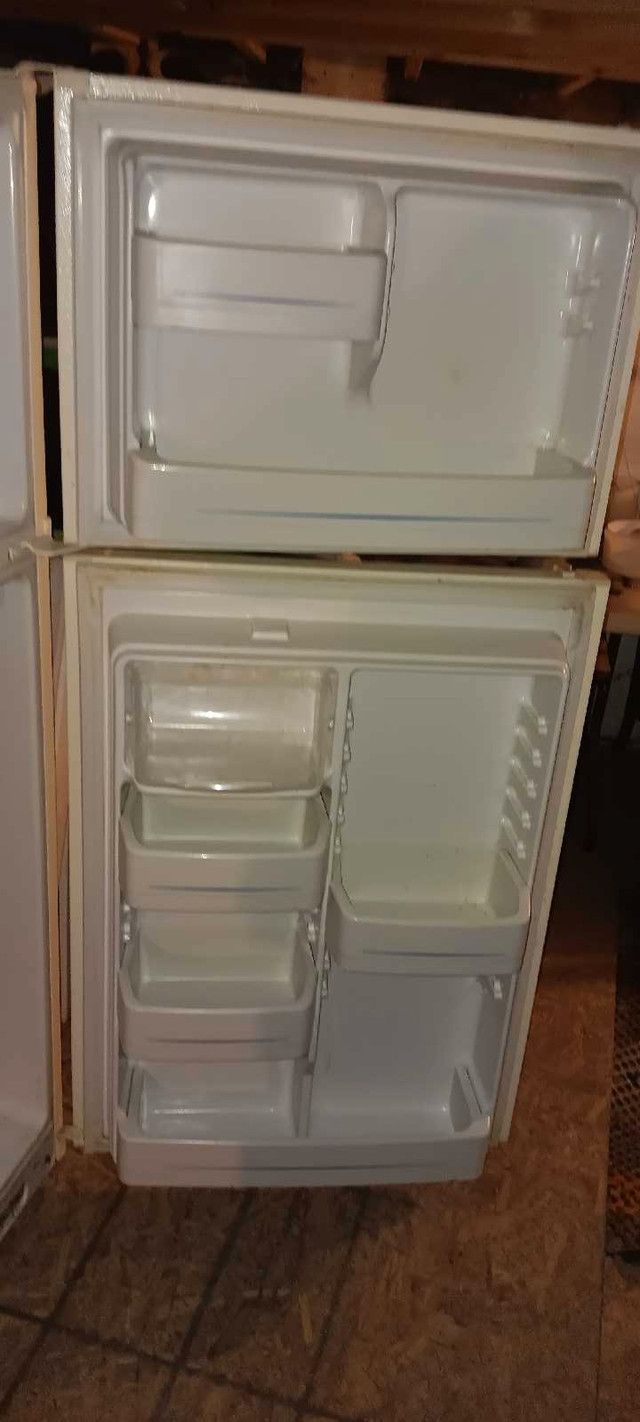 G E refrigerator  in Refrigerators in Hamilton - Image 2