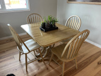Antique drop leaf dinning room table and 4 chairs 