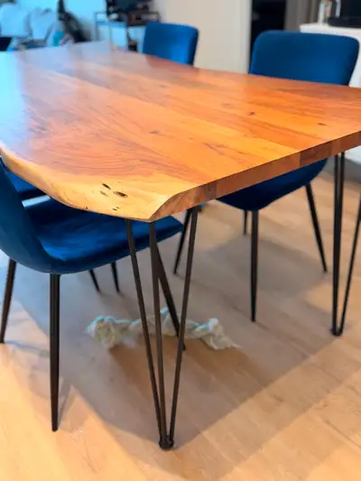 Selling a beautiful RENO dining table from Structube, in excellent condition (only 1 year of use). ✔...