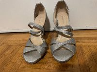 Le Chateau Silver Sparkly Sequin Heels (Size 39)