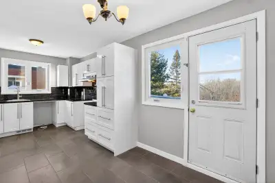 À louer – Grand 5 ½ rénové à l’étage supérieur d’un duplex à Pierrefonds. 3 chambres fermées, cuisin...