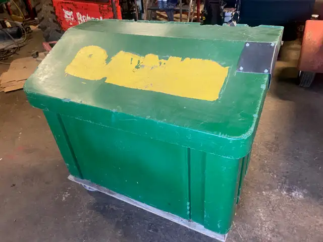 Rolling Feed Bin - 42" x 21"525760312241694722