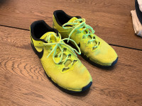 Nike Free 3.0 Running Shoes + 5 socks - Men’s Size 10.5 - USED