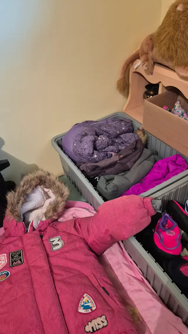 Vetement filles, souliers , habit neige, jouets in Kids & Youth in City of Montréal - Image 6