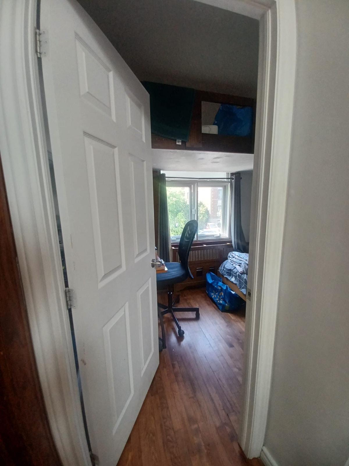 Small furnished bedroom near HEC/UdeM available now — photo 2