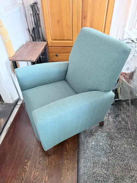 La-Z-boy Scarlett High Leg Reclining Chair - Like New! in Chairs & Recliners in City of Halifax - Image 3