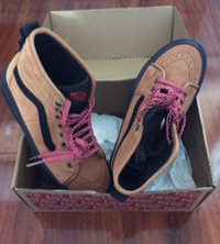 Vans wmns hiking shoe. size 6. New in box