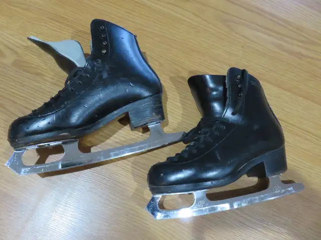 GAM Patin artistique noir taille 2-3/Size 2-3 black figure skate in Skates & Blades in City of Montréal - Image 11