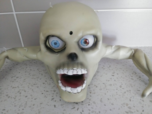 HALLOWEEN VINTAGE GEMMY ANIMATED CRAWLING SKULL PROP in Arts & Collectibles in Belleville - Image 2