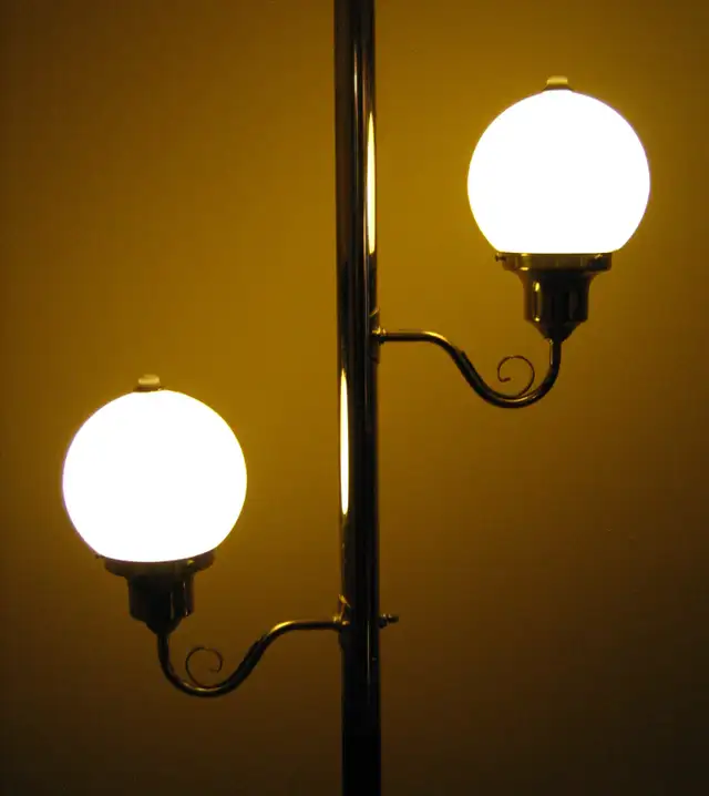 Vintage Floor to Ceiling Tension Pole Lamp w/White Glass Globes in Indoor Lighting & Fans in City of Toronto - Image 8
