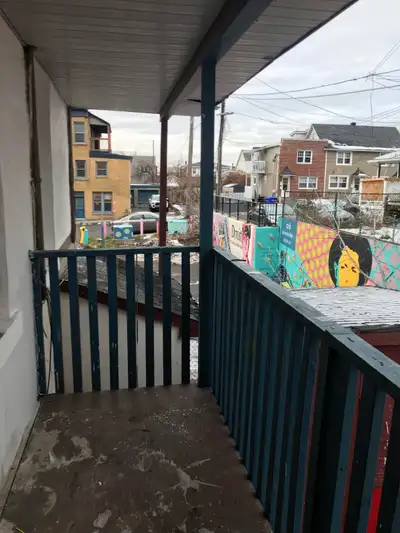 I'm an early 30s anglophone white male searching for good roommate at 2 BR apartment in Hull. This u...
