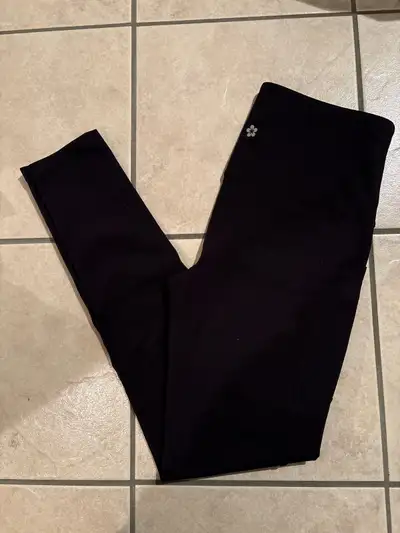 These are Tuff Athletics leggings, designed for women and sized small, perfect for workouts or casua...