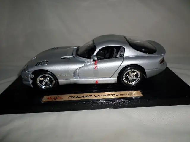 Dodge Viper GTS (1996) - Silver; 1:18 Scale - Maisto NEW in BOX
