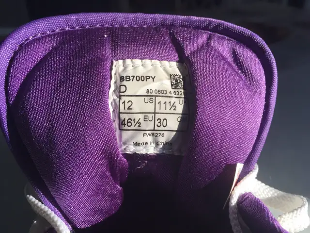 Vintage -  Size 12  - New Balance Basketball Shoes in Men's in Kitchener / Waterloo - Image 8