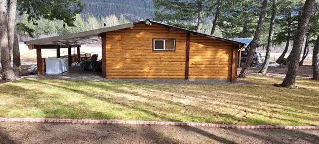 Cabin Rental near Koocanusa Lake East Kootenays in British Columbia in Canada - Image 9