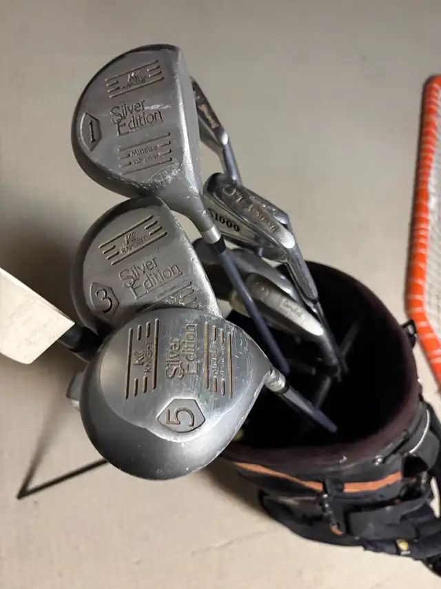 men’s right golf set and bag  in Golf in Guelph - Image 5