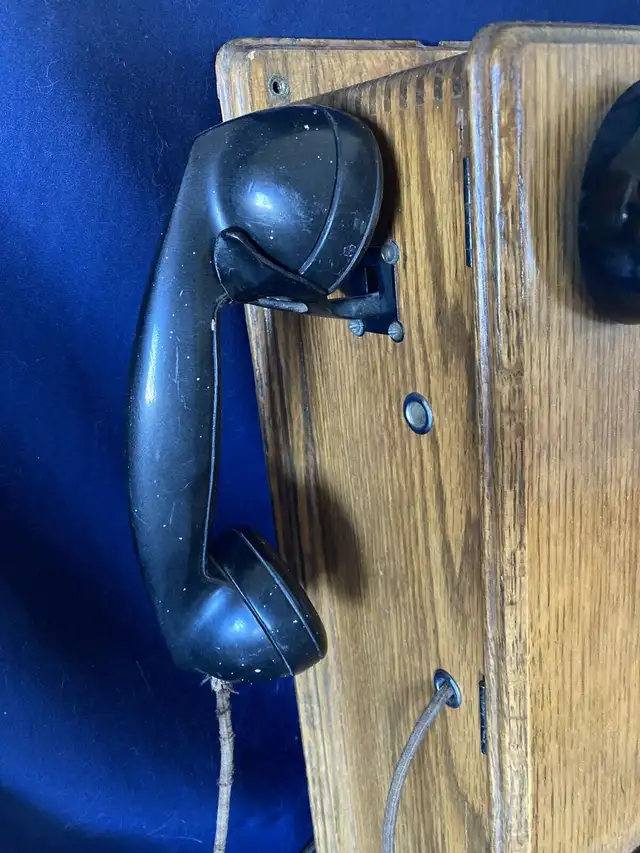 Antique Wood Telephone & receptor.. vintage wooden phone in Arts & Collectibles in Ottawa - Image 5