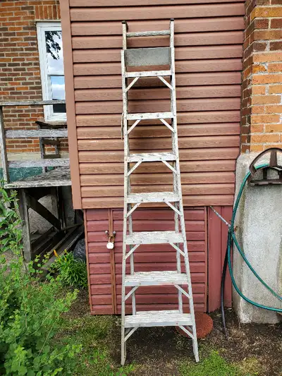 Elle peut également être utilisée comme escabeau. Echelle à extention qui s'allonge de 8 pied jusqu'...
