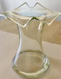Petit vase de table stylisé/vase decoratif en verre clair / 7 po