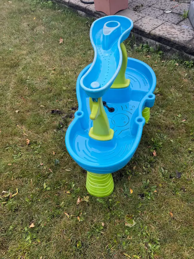 Step2 Rain Showers Splash Pond Water Table in Toys & Games in City of Toronto - Image 3