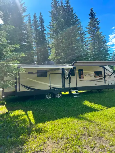Gently used, only for overflow guests at summer property. 3 slides, solar/propane and electrical hoo...