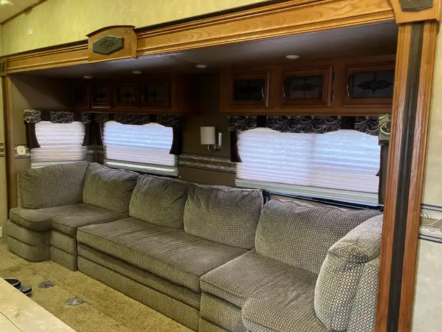 5th wheel camper with bunks & outside kitchen in Travel Trailers & Campers in Regina - Image 4