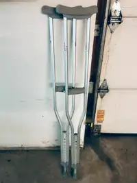 Pair of metal crutches 5"2 to 5"10