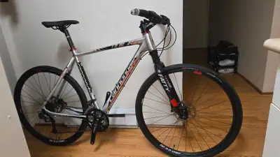 Near mint Cannondale Quick CX-1 Disc hybrid crossover bike. XL, View more