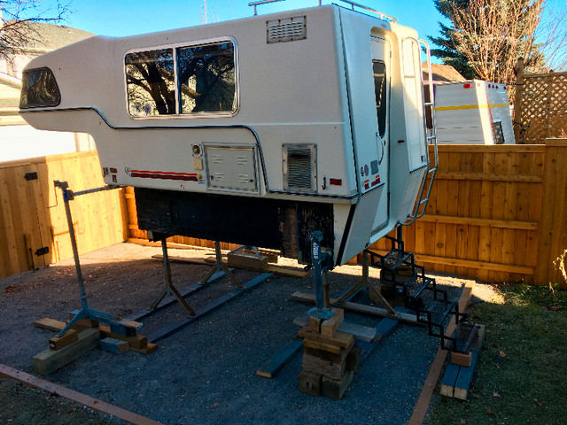 1985 Sunrader Truck Camper in Travel Trailers & Campers in Calgary