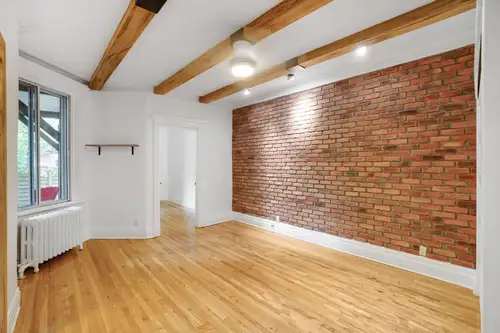 Vous ne manquerez pas d’espace ni de possibilités dans ce grand appartement au premier étage qui sau...