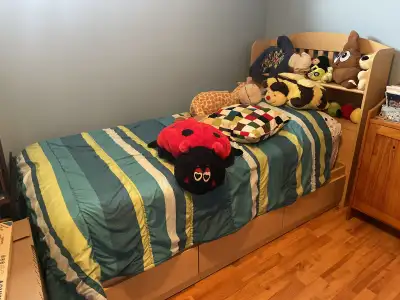 Base de lit en mélanine avec tête de lit et matelas 39 pouces. Literie incluse. Valeur totale de plu...