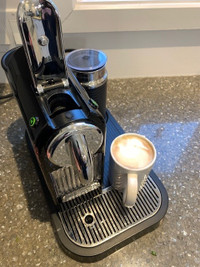 Machine à café Nespresso avec mousseur à lait