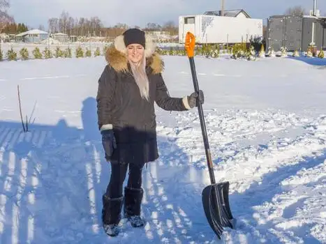 Snow shovel in Other in Oshawa / Durham Region - Image 3