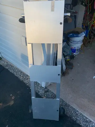 Roof rack good to put lights or sign Asking 120.00 862-8577