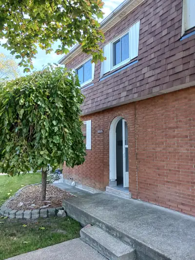 LOCATION,LOCATION,LOCATION.East side of Windsor town in 5517 empress st.There bedrooms plus one in t...