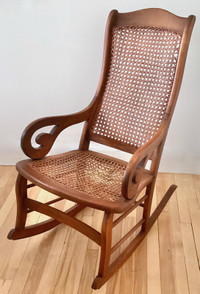 Antiquité. Collection Magnifique chaise berçante bois-cannage SG