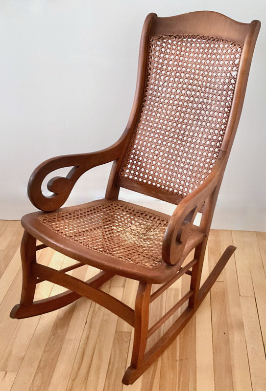 Antiquité. Collection Magnifique chaise berçante bois-cannage SG dans Art et objets de collection  à Lévis