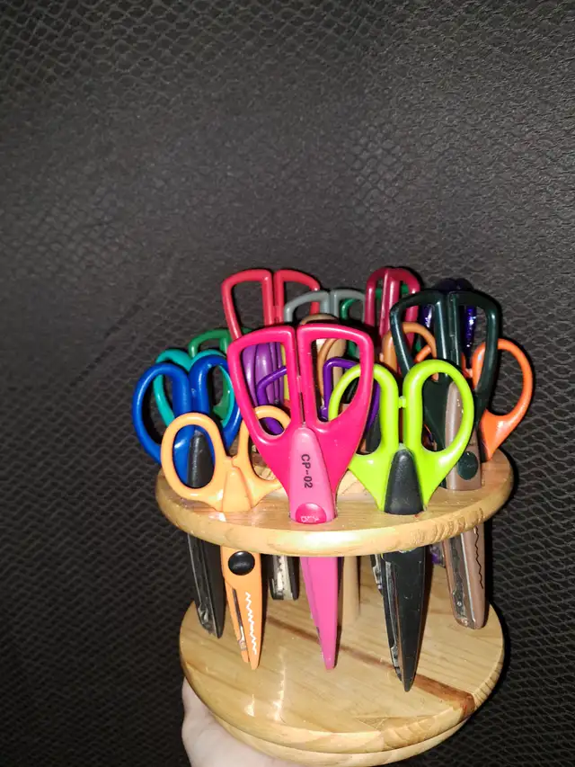 Scissors caroussel in Hobbies & Crafts in Bathurst - Image 2