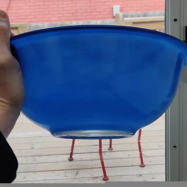 Vintage Pyrex Corning Ware #325 2.5L Mixing Bowl Primary Blue in Kitchen & Dining Wares in Hamilton - Image 3
