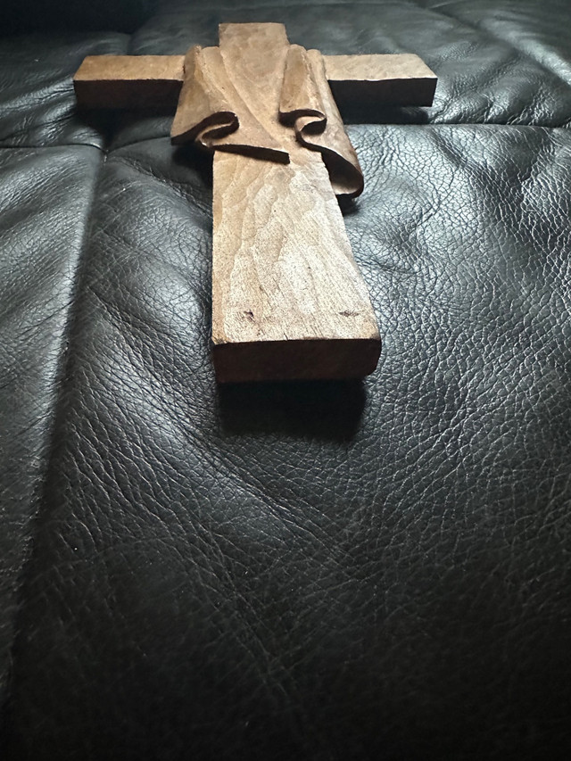 Beautiful hand carved cross / crucifix  in Arts & Collectibles in City of Montréal - Image 4